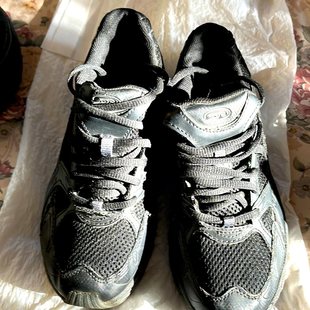 Sz 71/2 women's black tennis shoe. Excellent condition in black Lot #0022